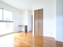 【神奈川県/川崎市麻生区多摩美】川崎市麻生区多摩美1丁目　中古戸建 洋室：約8.0帖
ウォークインクローゼット付き