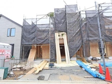 【東京都/稲城市平尾】稲城市平尾4丁目新築戸建　【3号棟】 建築中の外観：全16棟
中央