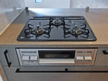 【東京都/稲城市平尾】稲城市平尾4丁目新築戸建　【6号棟】 キッチン：三口コンロ