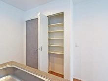 【東京都/稲城市平尾】稲城市平尾4丁目新築戸建　【6号棟】 キッチン：パントリー付き