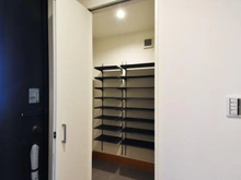 【東京都/稲城市平尾】稲城市平尾4丁目新築戸建　【6号棟】 玄関：シューズインクローゼット付き