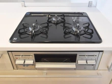 【東京都/稲城市平尾】稲城市平尾4丁目新築戸建　【8号棟】 キッチン：三口コンロ