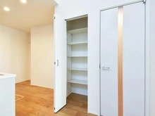 【東京都/稲城市平尾】稲城市平尾4丁目新築戸建　【8号棟】 キッチン：パントリー付き