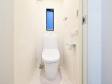 【東京都/稲城市平尾】稲城市平尾4丁目新築戸建　【8号棟】 トイレ：1階