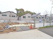 【東京都/稲城市平尾】稲城市平尾4丁目新築戸建　【15号棟】 建築中の外観：全16棟
中央
