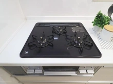 【東京都/町田市金井ヶ丘】金井ヶ丘2丁目中古戸建て キッチン：三口コンロ