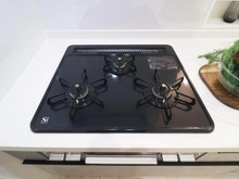 【神奈川県/川崎市麻生区東百合丘】麻生区東百合丘1丁目新築戸建 キッチン：三口コンロ