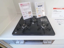 【神奈川県/川崎市麻生区王禅寺東】川崎市麻生区王禅寺東3丁目　中古戸建 キッチン：三口コンロ