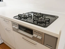 【東京都/多摩市和田】多摩市和田　中古戸建 キッチン：三口コンロ