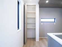 【神奈川県/川崎市麻生区高石】川崎市麻生区高石2丁目　新築戸建 キッチン：パントリー付き