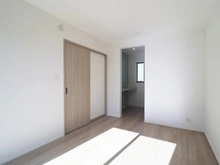 【神奈川県/川崎市麻生区高石】川崎市麻生区高石2丁目　新築戸建 洋室：約8.2帖
ウォークインクローゼット付き