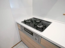 【神奈川県/川崎市多摩区栗谷】川崎市多摩区栗谷4丁目　新築戸建3号棟 キッチン：三口コンロ