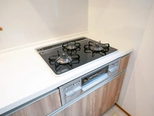 【神奈川県/川崎市多摩区栗谷】川崎市多摩区栗谷4丁目　新築戸建4号棟 キッチン：三口コンロ