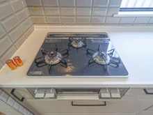 【神奈川県/川崎市麻生区細山】川崎市麻生区細山7丁目　中古戸建 キッチン：三口コンロ