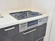 【東京都/町田市大蔵町】町田市大蔵町　新築戸建1号棟 キッチン：三口コンロ