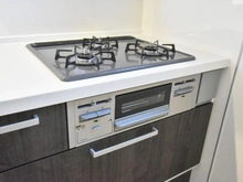 【東京都/町田市大蔵町】町田市大蔵町　新築戸建2号棟 キッチン：三口コンロ