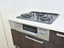 【東京都/町田市大蔵町】町田市大蔵町　新築戸建3号棟 キッチン：三口コンロ