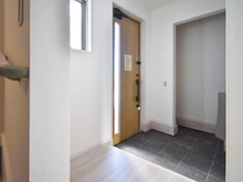 【東京都/町田市大蔵町】町田市大蔵町　新築戸建3号棟 玄関：シューズインクローゼット付き