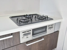 【東京都/町田市大蔵町】町田市大蔵町　新築戸建4号棟 キッチン：三口コンロ