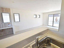 【東京都/町田市大蔵町】町田市大蔵町　新築戸建5号棟 LDK：キッチンから望むリビングダイニング