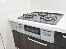 【東京都/町田市大蔵町】町田市大蔵町　新築戸建5号棟 キッチン：三口コンロ