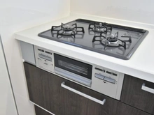 【東京都/町田市大蔵町】町田市大蔵町　新築戸建6号棟 キッチン：三口コンロ