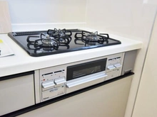 【東京都/町田市野津田町】町田市野津田町　新築戸建2号棟 キッチン：三口コンロ