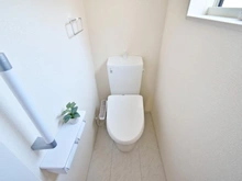 【東京都/町田市野津田町】町田市野津田町　新築戸建2号棟 トイレ：1階