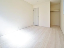【東京都/町田市野津田町】町田市野津田町　新築戸建2号棟 洋室：約6.7帖
ウォークインクローゼット付き