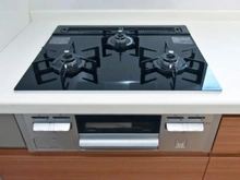 【神奈川県/川崎市多摩区中野島】川崎市多摩区中野島5丁目　中古戸建 キッチン：三口コンロ