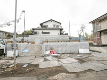 【東京都/稲城市平尾】稲城市平尾2丁目新築戸建て1号棟 建築中の外観：全3棟
右側