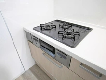 【東京都/稲城市平尾】稲城市平尾2丁目新築戸建て1号棟 キッチン：三口コンロ