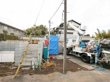 【東京都/稲城市平尾】稲城市平尾2丁目新築戸建て2号棟 建築中の外観：全3棟
左側