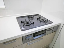 【東京都/稲城市平尾】稲城市平尾2丁目新築戸建て2号棟 キッチン：三口コンロ