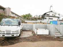 【東京都/稲城市平尾】稲城市平尾2丁目新築戸建て3号棟 建築中の外観：全3棟
左側