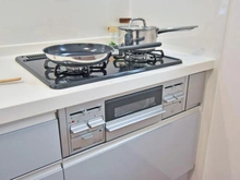 【東京都/町田市鶴川】町田市鶴川4丁目　新築戸建B号棟 キッチン：三口コンロ