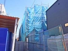 【神奈川県/川崎市多摩区南生田】川崎市多摩区南生田3丁目　B棟 建築中の外観：全7棟　写真中央