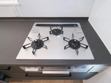 【神奈川県/川崎市多摩区南生田】川崎市多摩区南生田3丁目　C棟 キッチン：三口コンロ