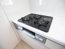 【神奈川県/川崎市麻生区東百合丘】川崎市麻生区東百合丘1丁目　新築戸建 キッチン：三口コンロ