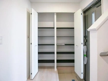 【神奈川県/川崎市麻生区東百合丘】川崎市麻生区東百合丘1丁目　新築戸建 玄関