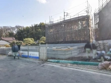 【東京都/稲城市若葉台】稲城市若葉台1丁目　新築戸建5号棟 建築中の外観：全9棟
手前