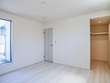 【東京都/稲城市若葉台】稲城市若葉台1丁目　新築戸建5号棟 洋室：約8.0帖
ウォークインクローゼット付き