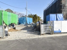 【東京都/稲城市若葉台】稲城市若葉台1丁目　新築戸建6号棟 建築中の外観：全9棟　写真中央