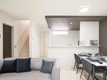 【東京都/稲城市東長沼】稲城市東長沼　新築戸建2号棟 LDK：約15.5帖　※家具・調度品は販売価格に含まれておりません