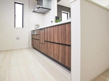 【東京都/稲城市東長沼】稲城市東長沼　新築戸建2号棟 キッチン：パントリー付き