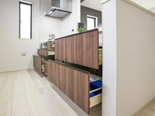 【東京都/稲城市東長沼】稲城市東長沼　新築戸建2号棟 キッチン：パントリー付き