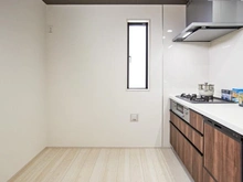 【東京都/稲城市東長沼】稲城市東長沼　新築戸建2号棟 キッチン：パントリー付き