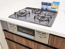 【東京都/稲城市東長沼】稲城市東長沼　新築戸建2号棟 キッチン：三口コンロ