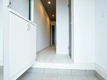 【東京都/稲城市東長沼】稲城市東長沼　新築戸建2号棟 玄関：シューズインクローゼット付き