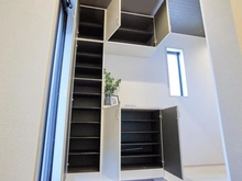 【東京都/稲城市東長沼】稲城市東長沼　新築戸建2号棟 玄関：シューズインクローゼット付き